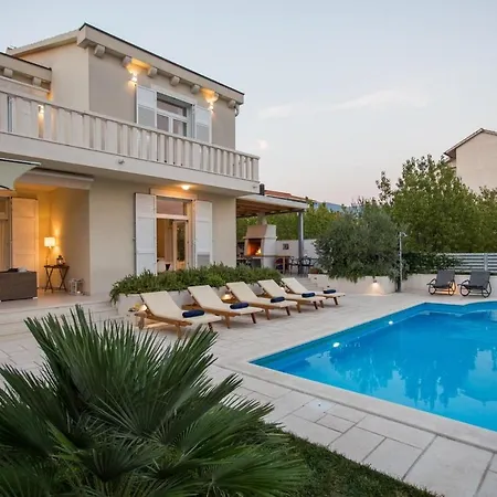 Luxury Night And Day With Pool *