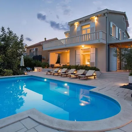 Luxury Night And Day With Pool
